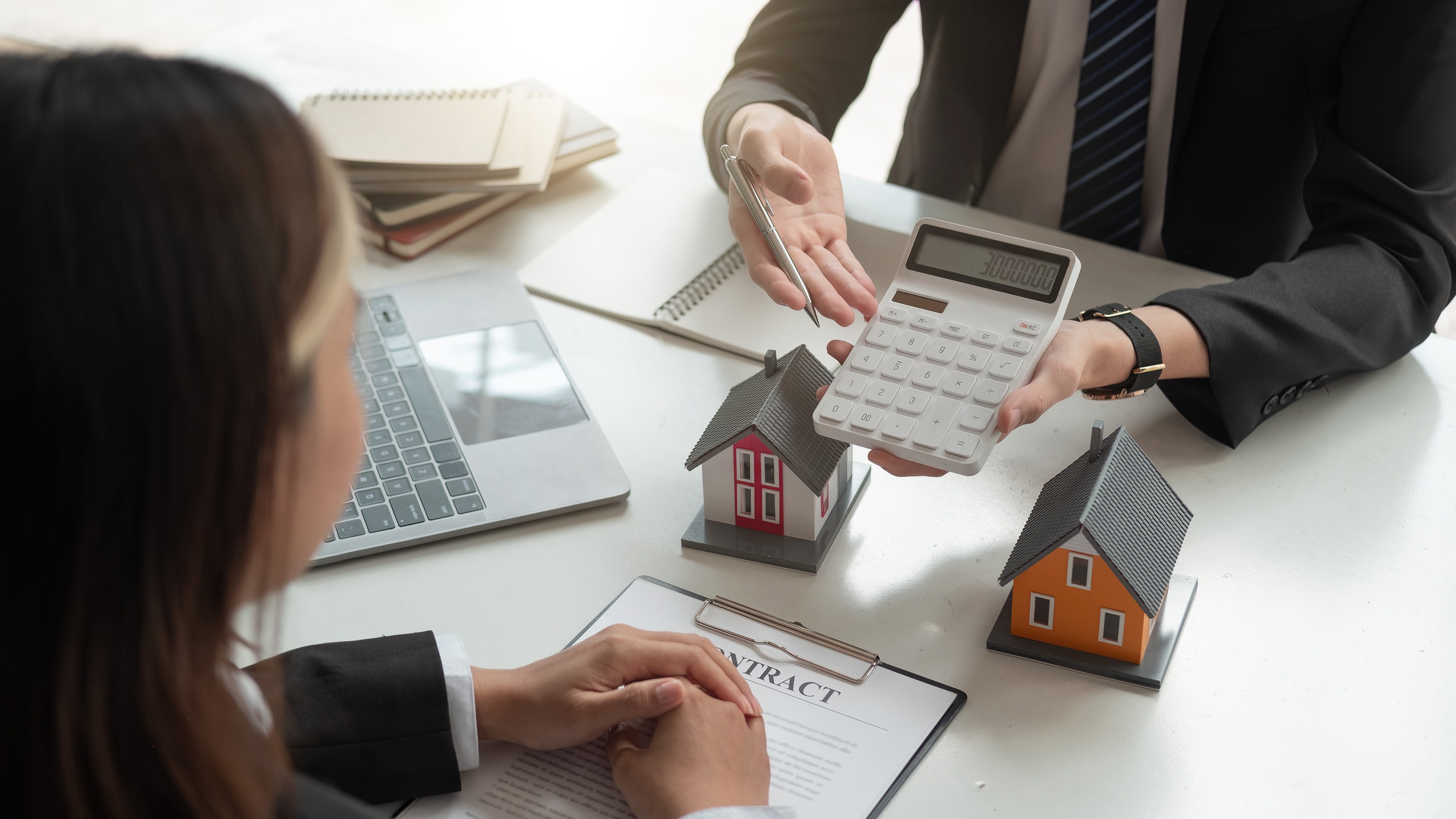 摄图网_330416172_房地产经纪人谈到了购房协议的条款 并要求客户签署文件以合法签订合同 房屋销售和房屋保险概念代理人钥匙合同公寓抵押文档住房会议财产（企业商用）