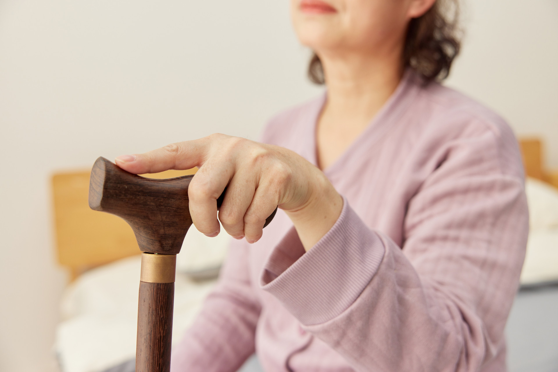 摄图网_507607672_banner_独居老奶奶拄拐杖特写(企业商用).jpg 摄图网_507607672_banner_独居老奶奶拄拐杖特写(企业商用).jpg