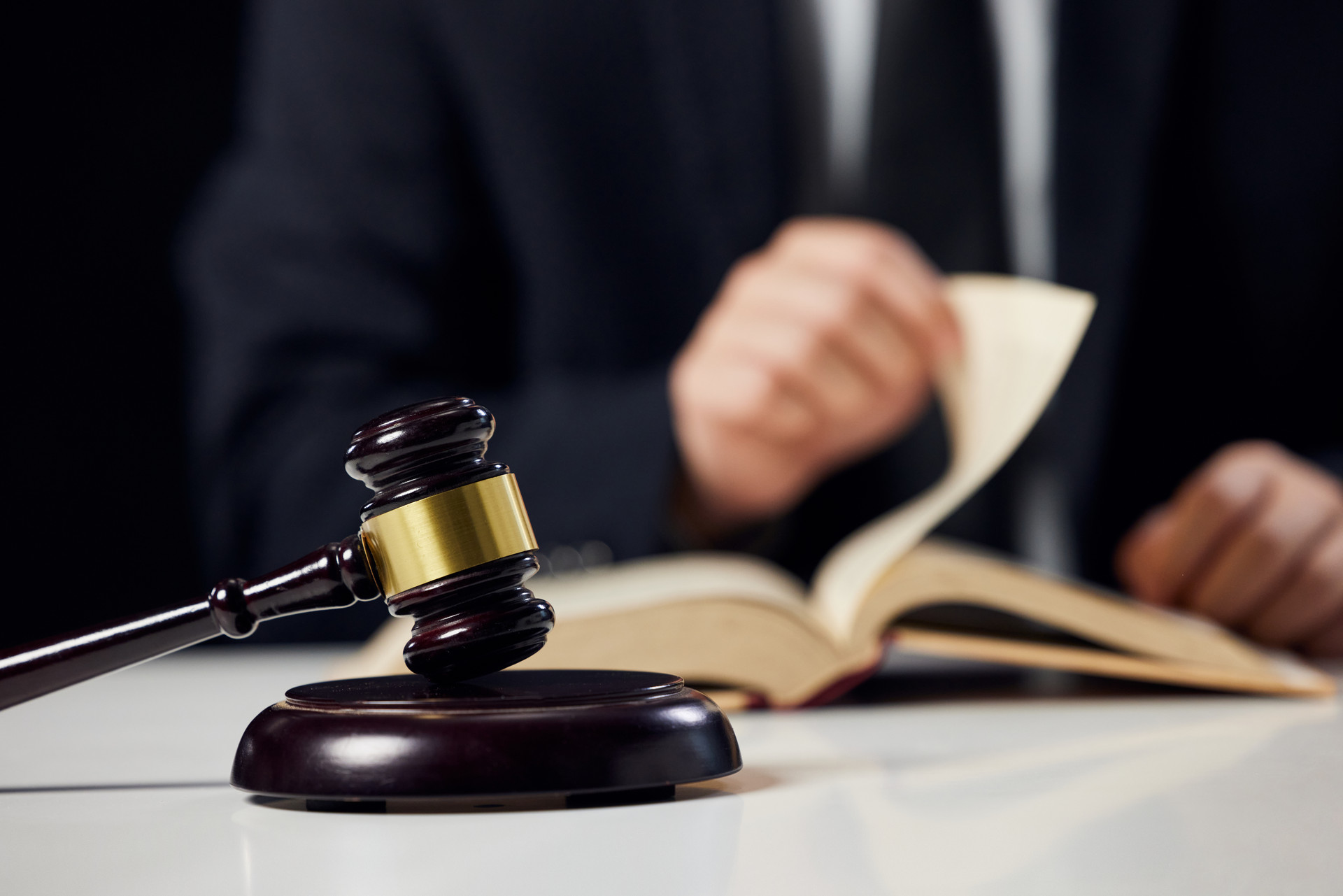 摄图网_506949737_banner_律师与法槌特写(企业商用) 摄图网_506949737_banner_律师与法槌特写(企业商用)