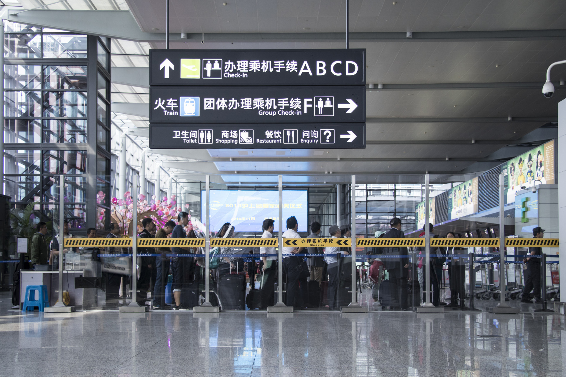 摄图网_500133941_banner_出行旅客机场等候安检（企业商用）.jpg