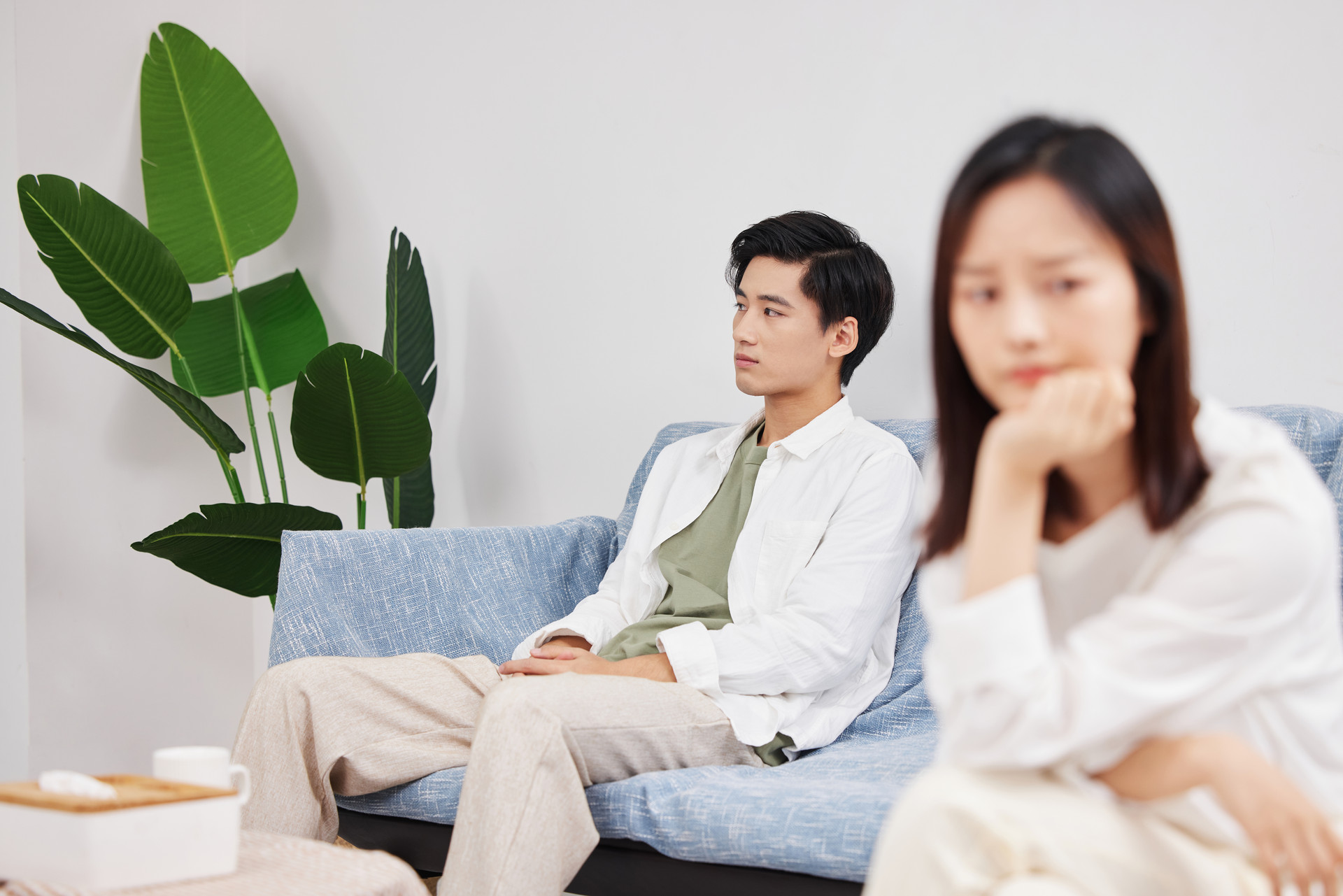 摄图网_501798617_banner_在客厅吵架冷战的情侣夫妻（企业商用）