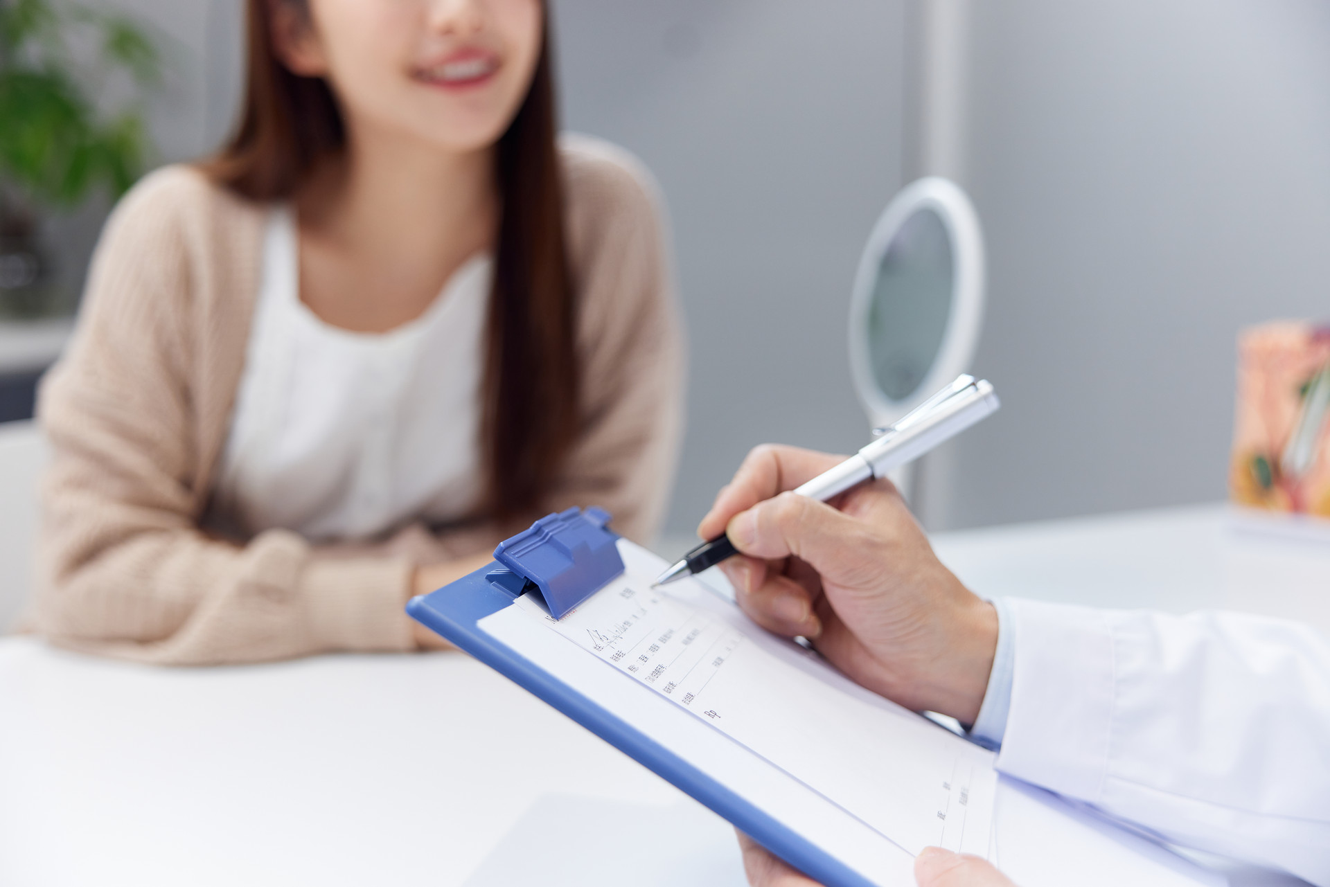 摄图网_502355093_banner_女性到整形医院咨询问诊（企业商用）