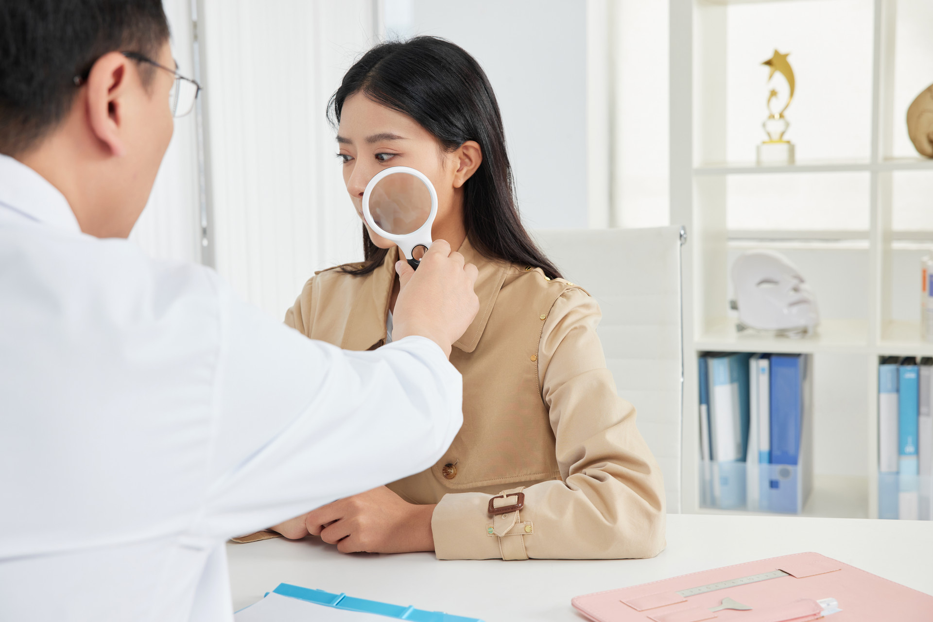 摄图网_501998563_banner_医生拿放大镜观察女性皮肤（企业商用）