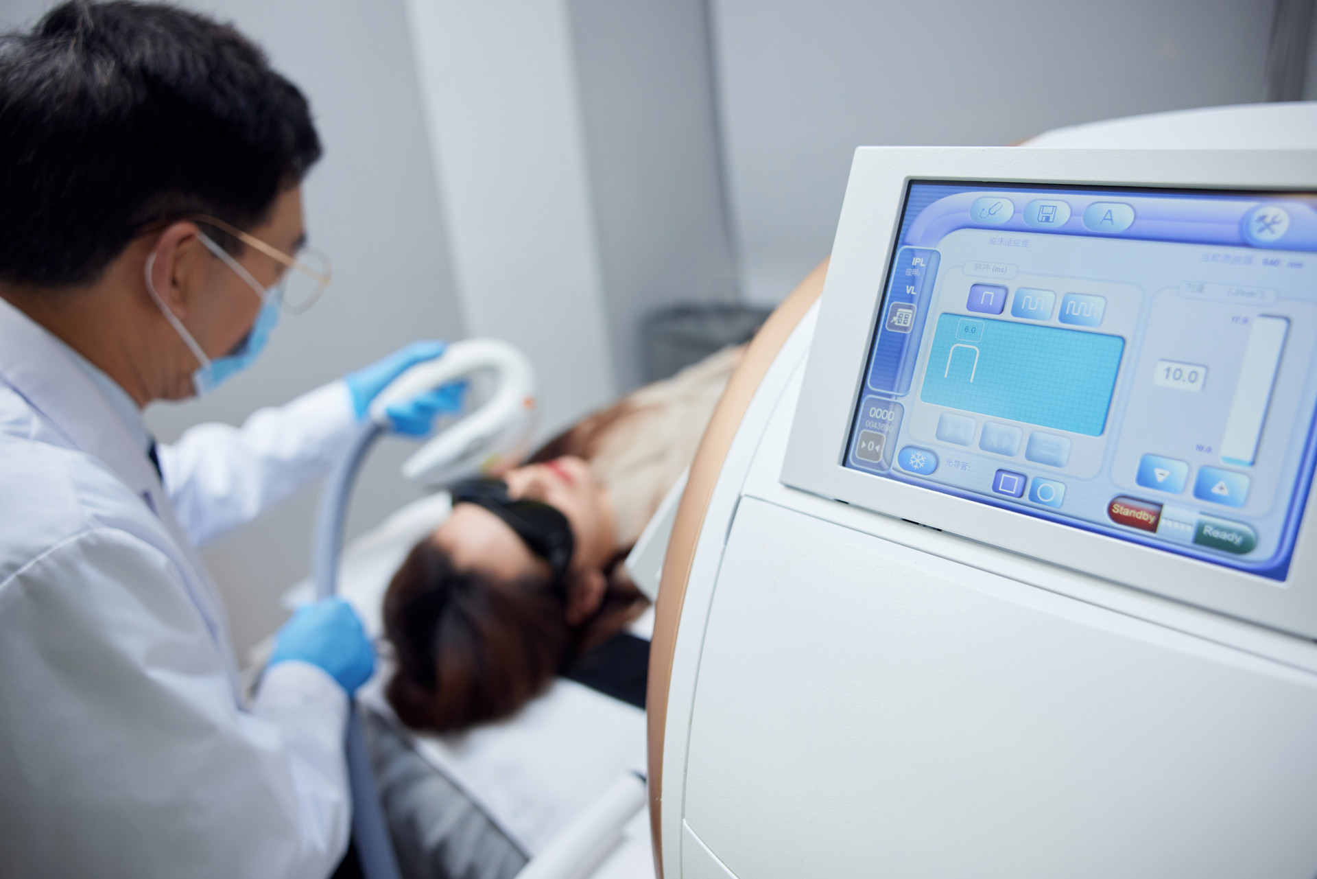 摄图网_502356378_banner_医生为女性做面部医美（企业商用）