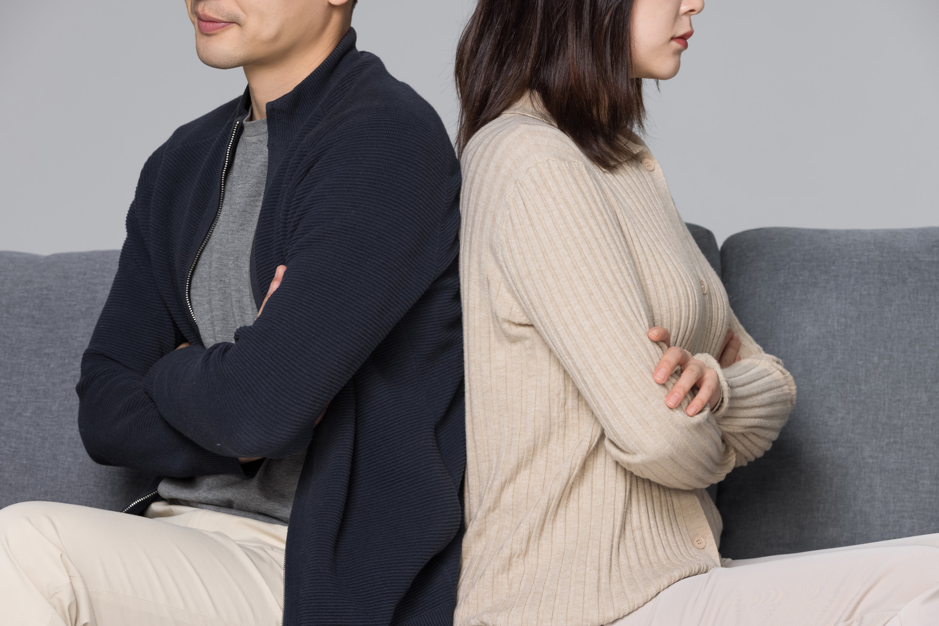 摄图网_501703630_banner_吵架后的夫妻两人背靠背坐在沙发上（企业商用）