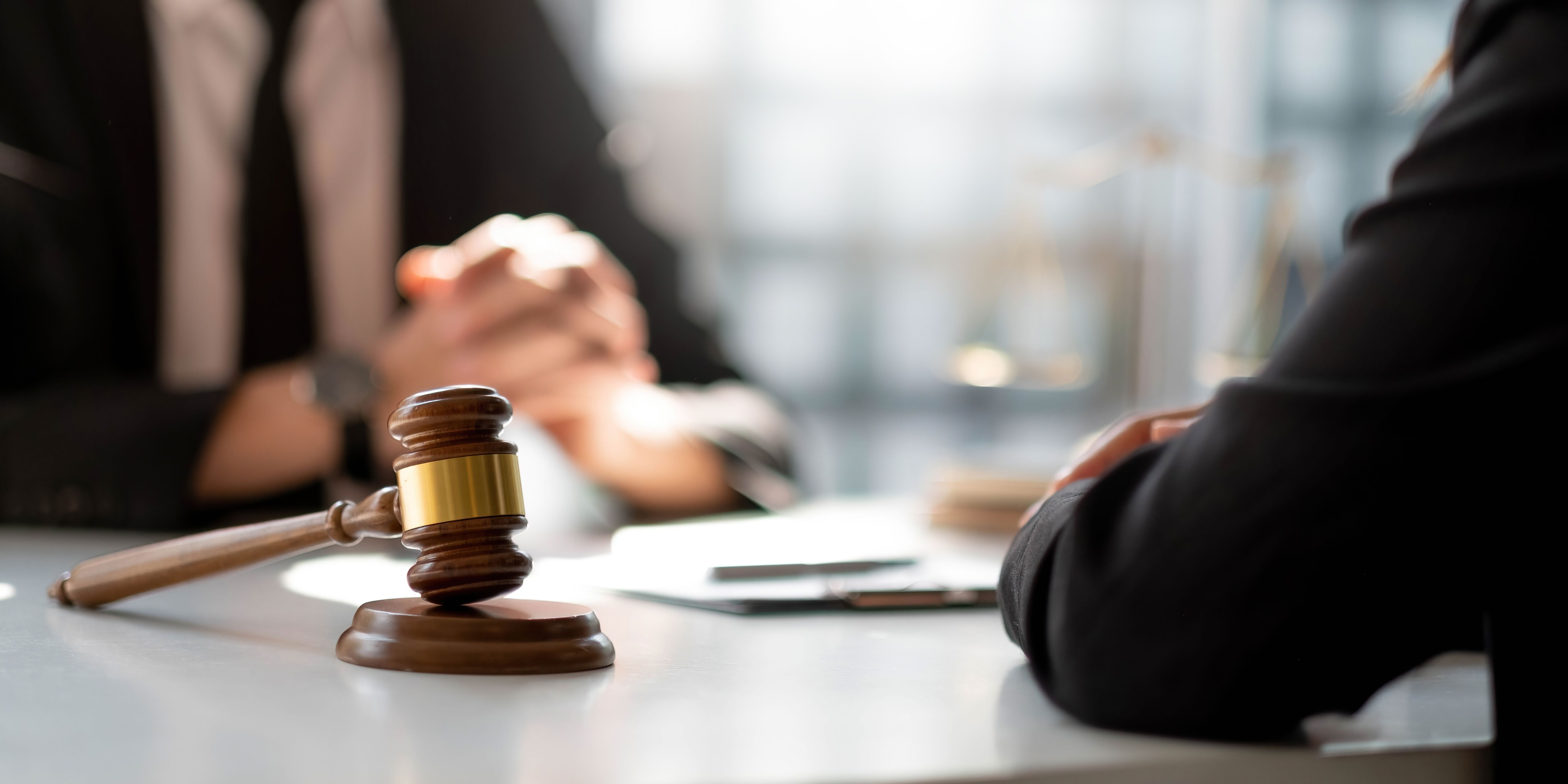 摄图网_330335873_男律师或法官咨询如何与女商务人士客户 法律和法律服务概念举行小组会议 并征求其意见（企业商用）(1)