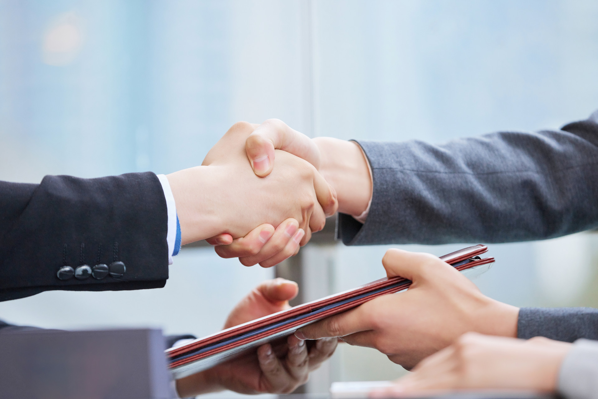 摄图网_501738150_banner_商务人士洽谈工作合作握手（企业商用）