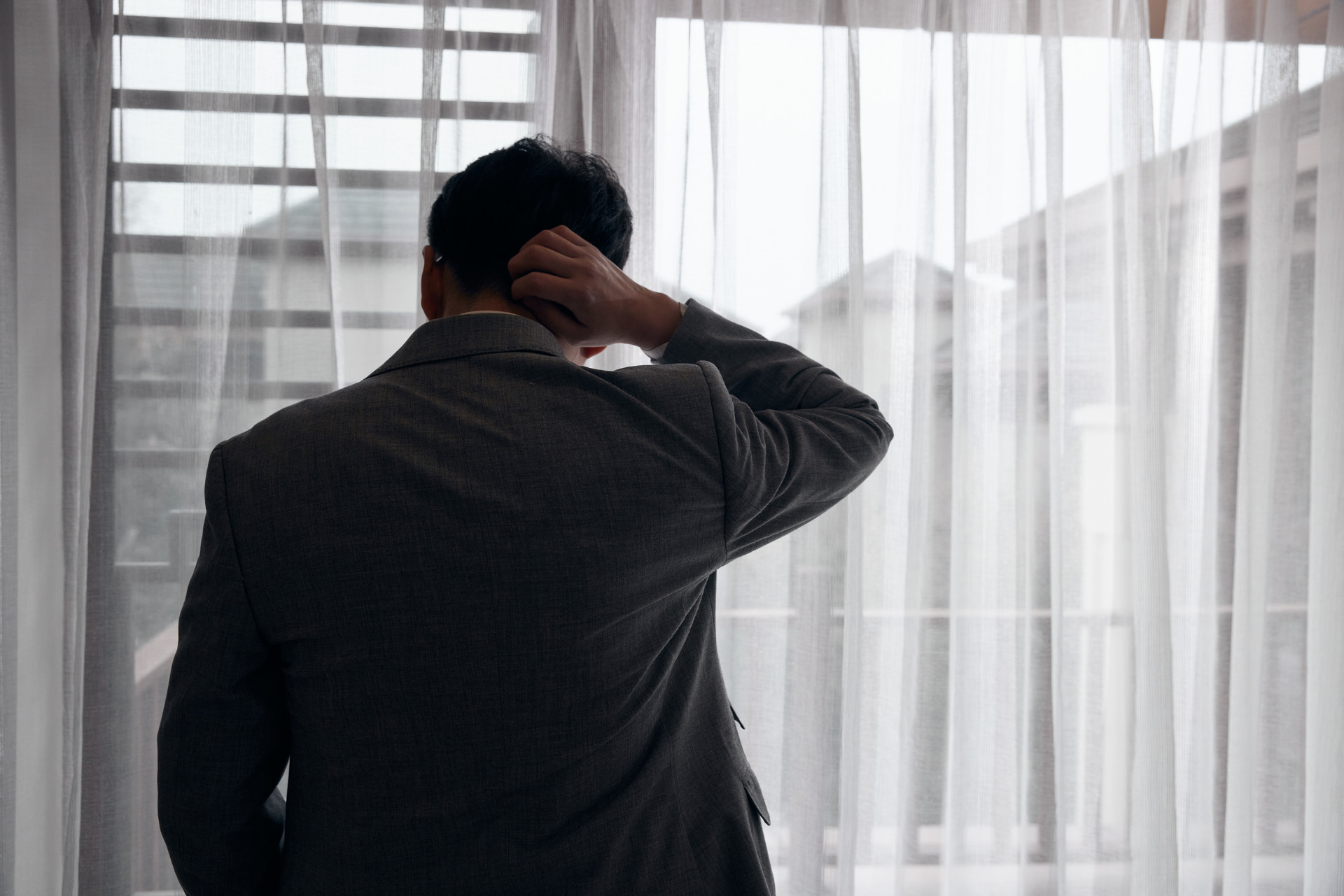 摄图网_502363204_banner_中年男性失落垂头丧气背影（企业商用）