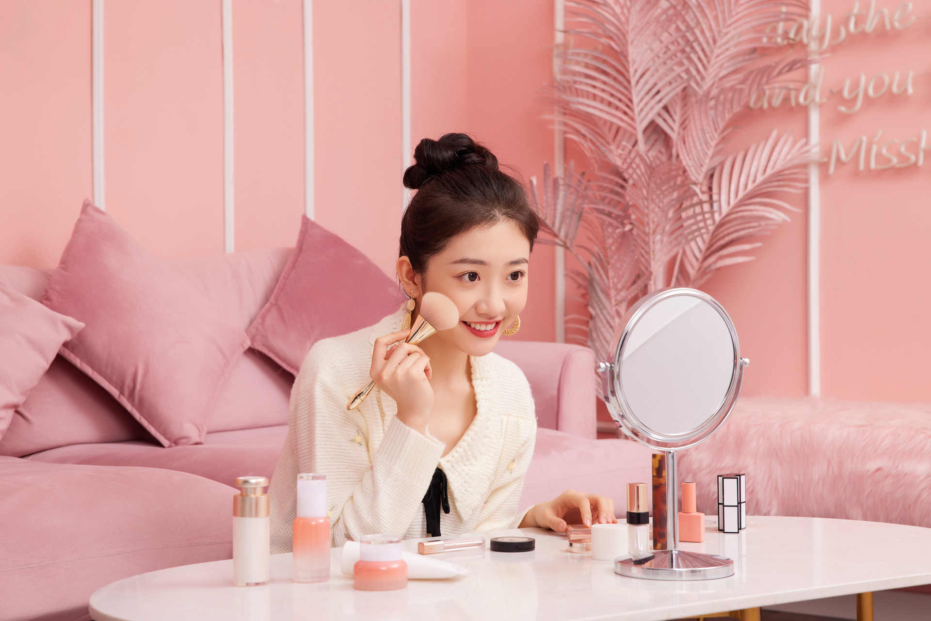 摄图网_501802846_banner_粉红美女居家照镜子（企业商用） (1).jpg