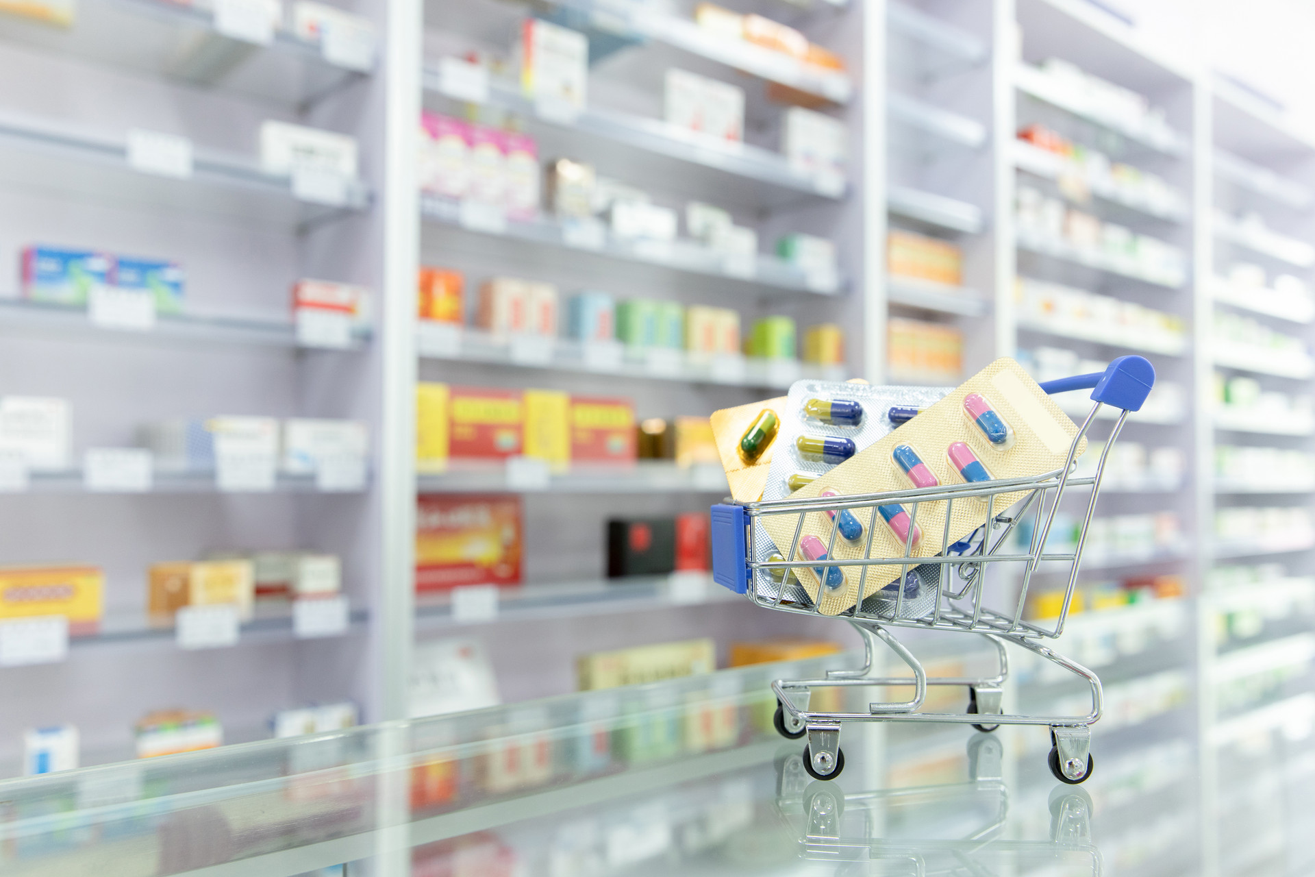 摄图网_501652704_banner_药店货架药品展示（企业商用）