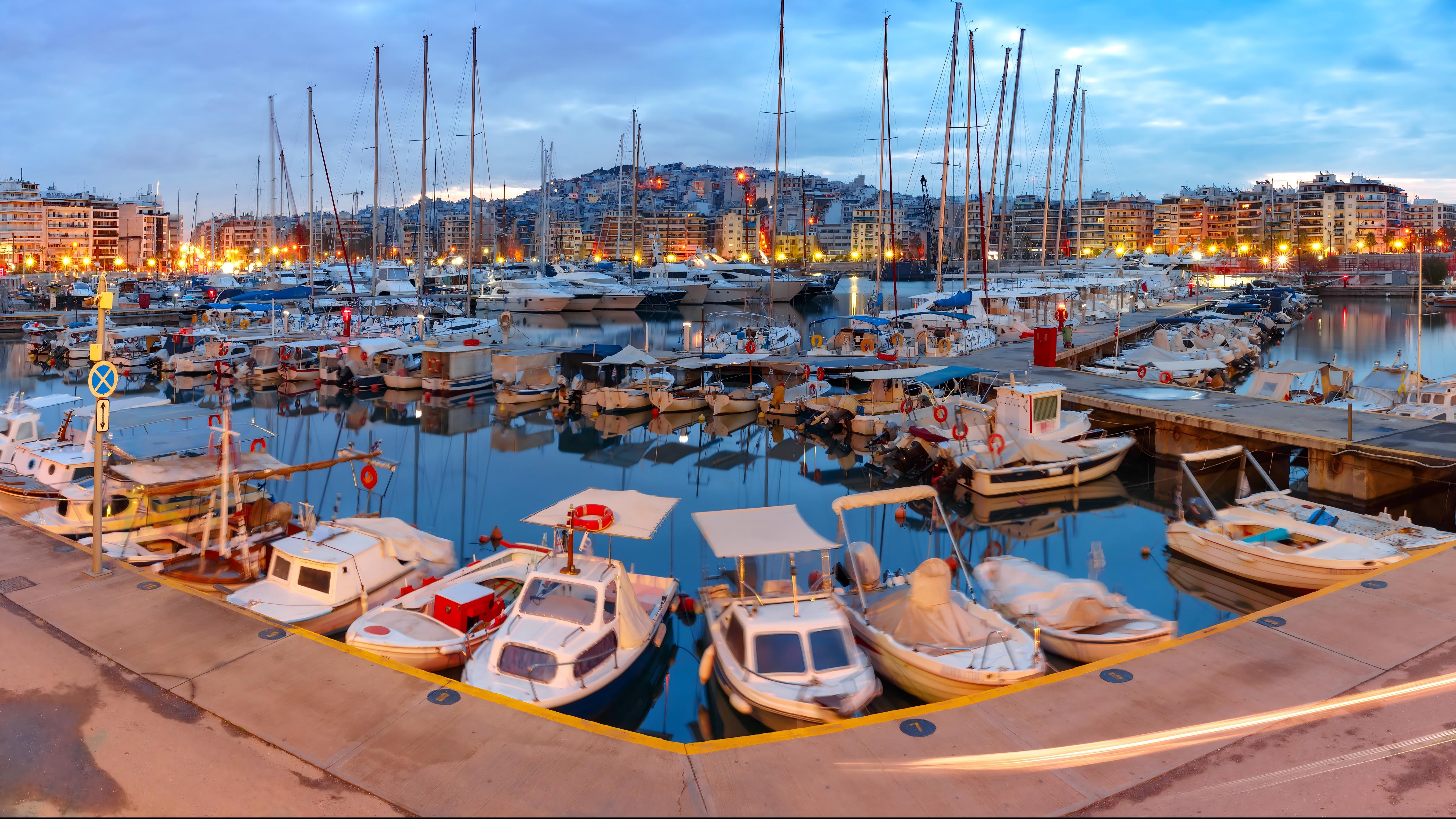 摄图网_304402699_希腊雅典的夜视镜Marina清晨蓝色时段的PiraeusMarina希腊最大的海港Piraeus港也是地中海和欧洲最大的港之一自（企业商用）(1)