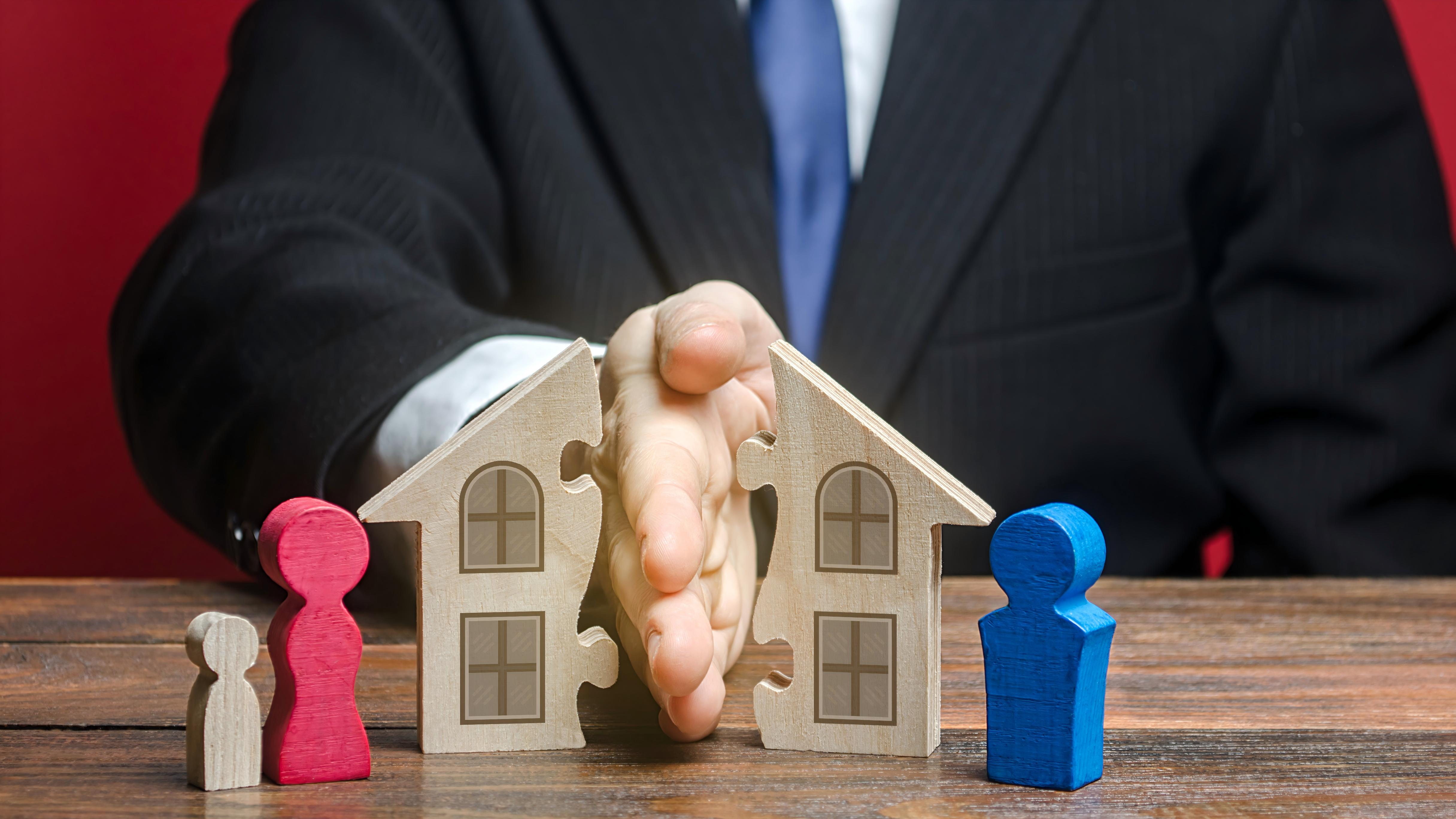 摄图网_329540090_男子在离婚过程中与前配偶共享一所房子 夫妻财产不动产公平分割纠纷 权利保护 解决冲突 法庭 正义 律师服务（企业商用）(1)