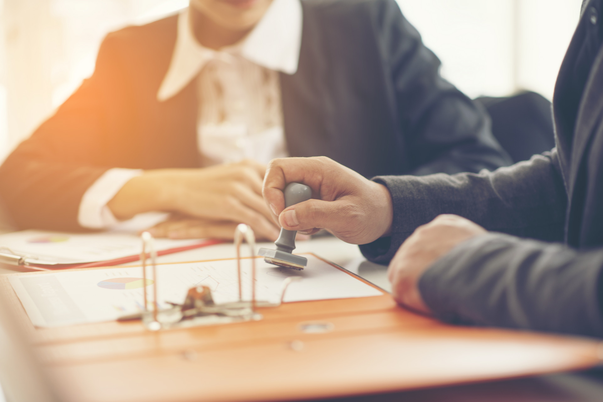 摄图网_300862053_banner_商业手把邮票放文件上,（企业商用）