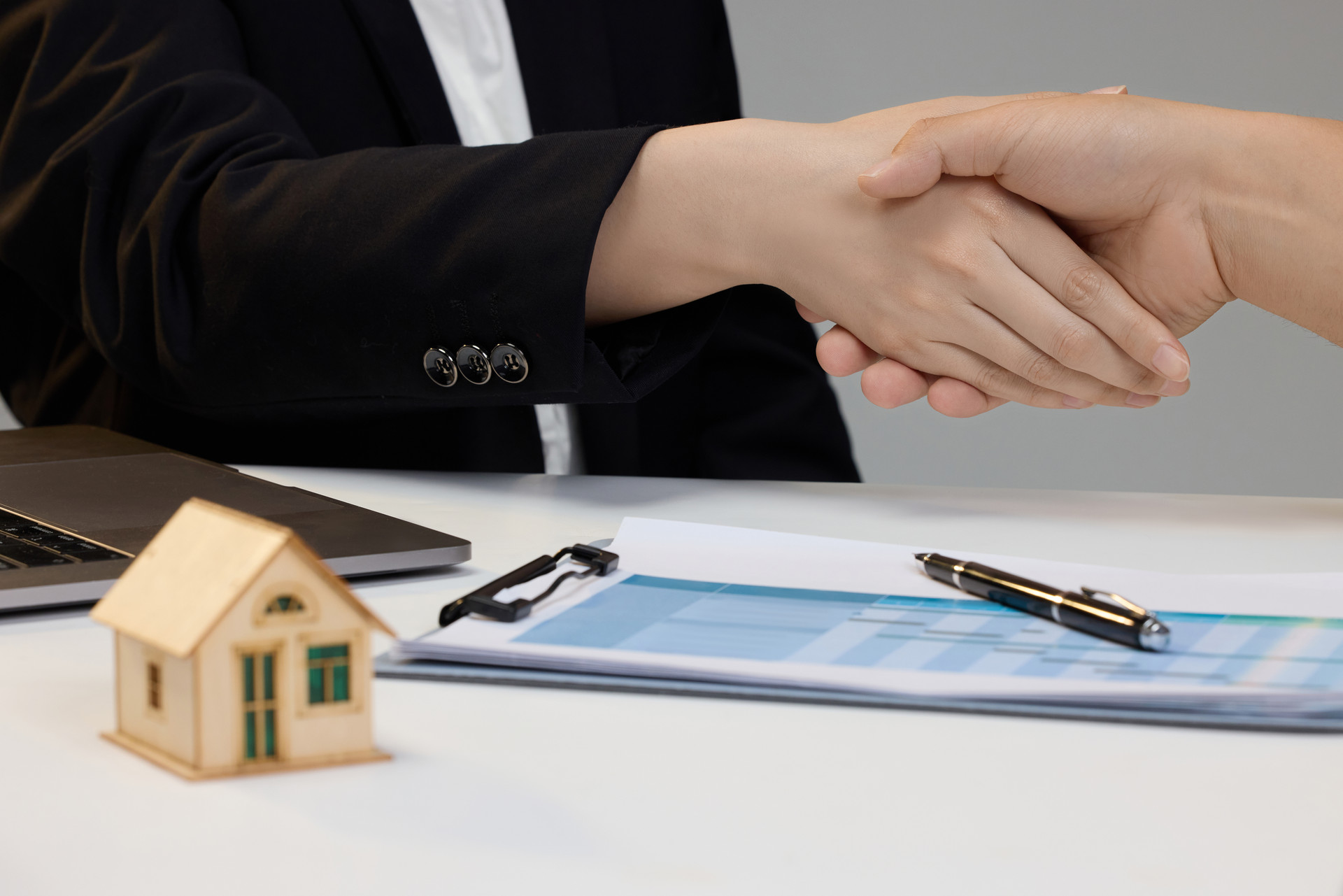 摄图网_507737401_banner_房产销售与顾客握手特写（企业商用）