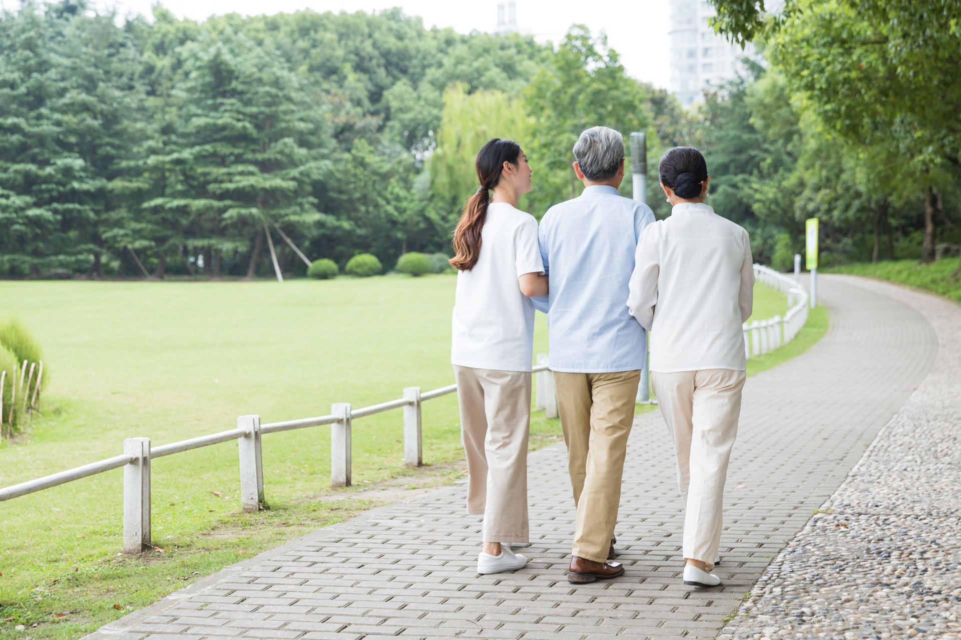 摄图网_501049635_banner_幸福一家人公园散步（企业商用）