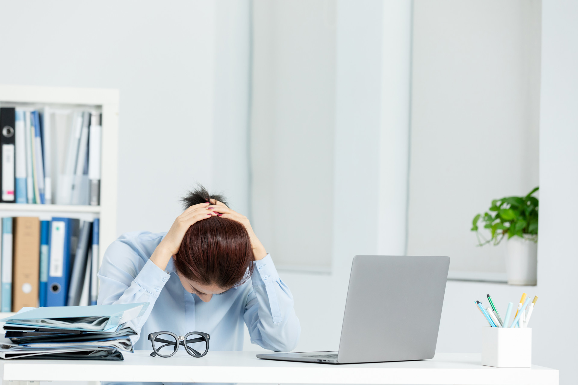摄图网_501591442_banner_青年商务女性工作烦恼(企业商用) 摄图网_501591442_banner_青年商务女性工作烦恼(企业商用)