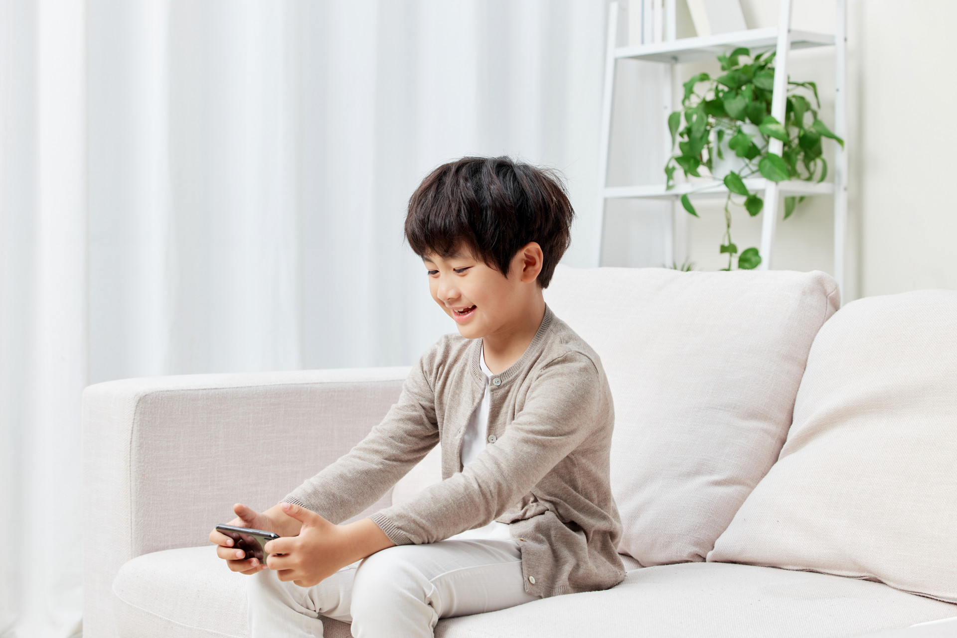 摄图网_507714946_banner_沙发上玩手机的男孩(企业商用) (1) 摄图网_507714946_banner_沙发上玩手机的男孩(企业商用) (1)